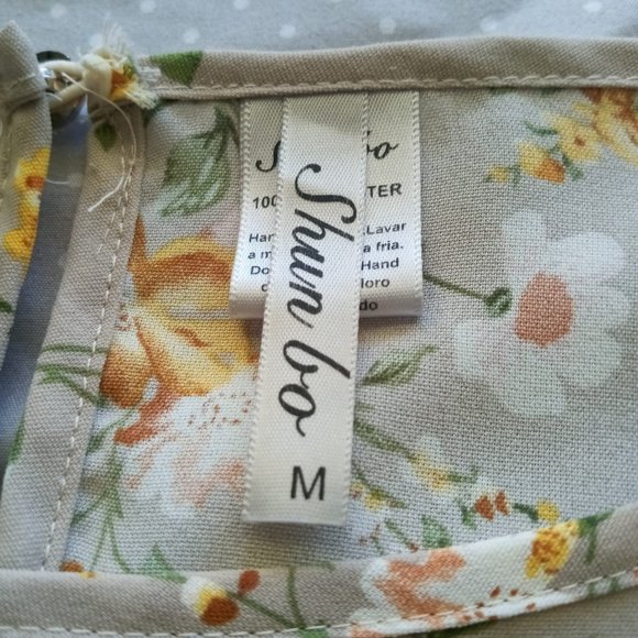 Women's Tan blouse with flowers size M - Picture 5 of 9